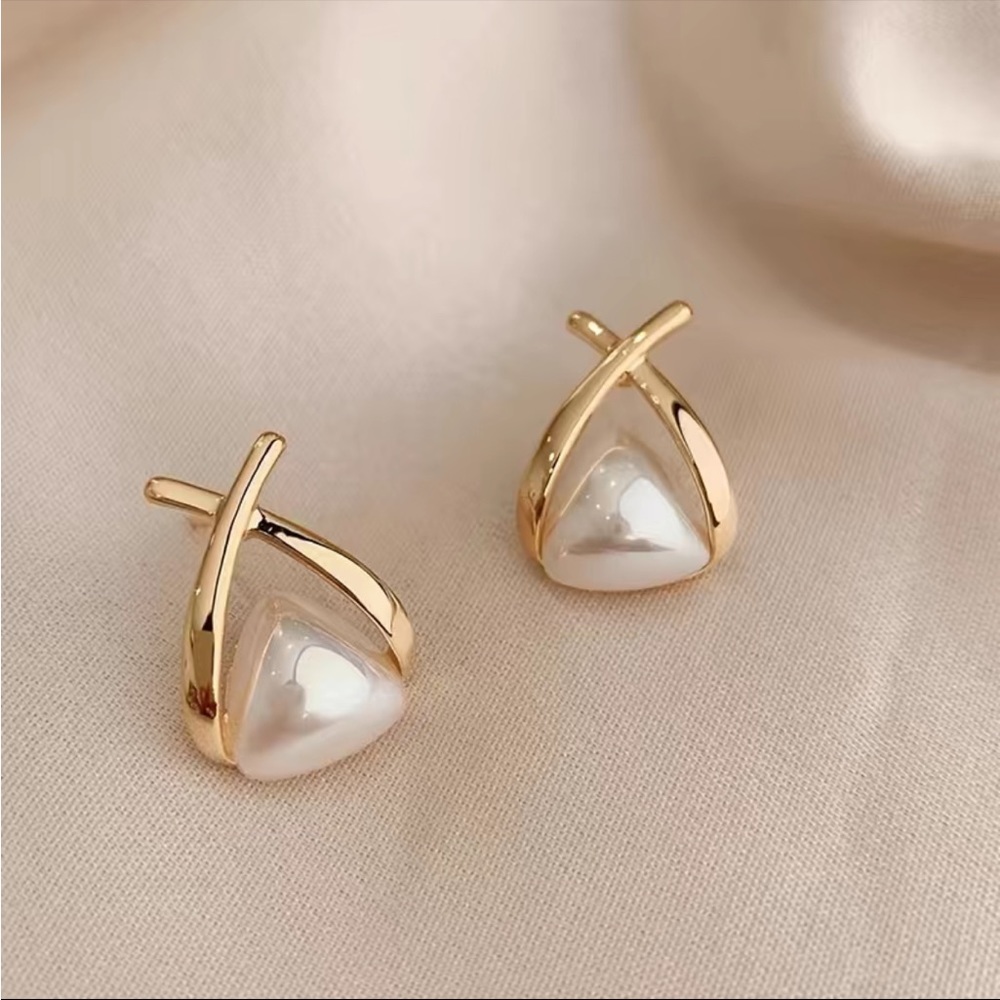 Clearance! New! Pearl Gold Bow Stud Earrings - Picture 5 of 7